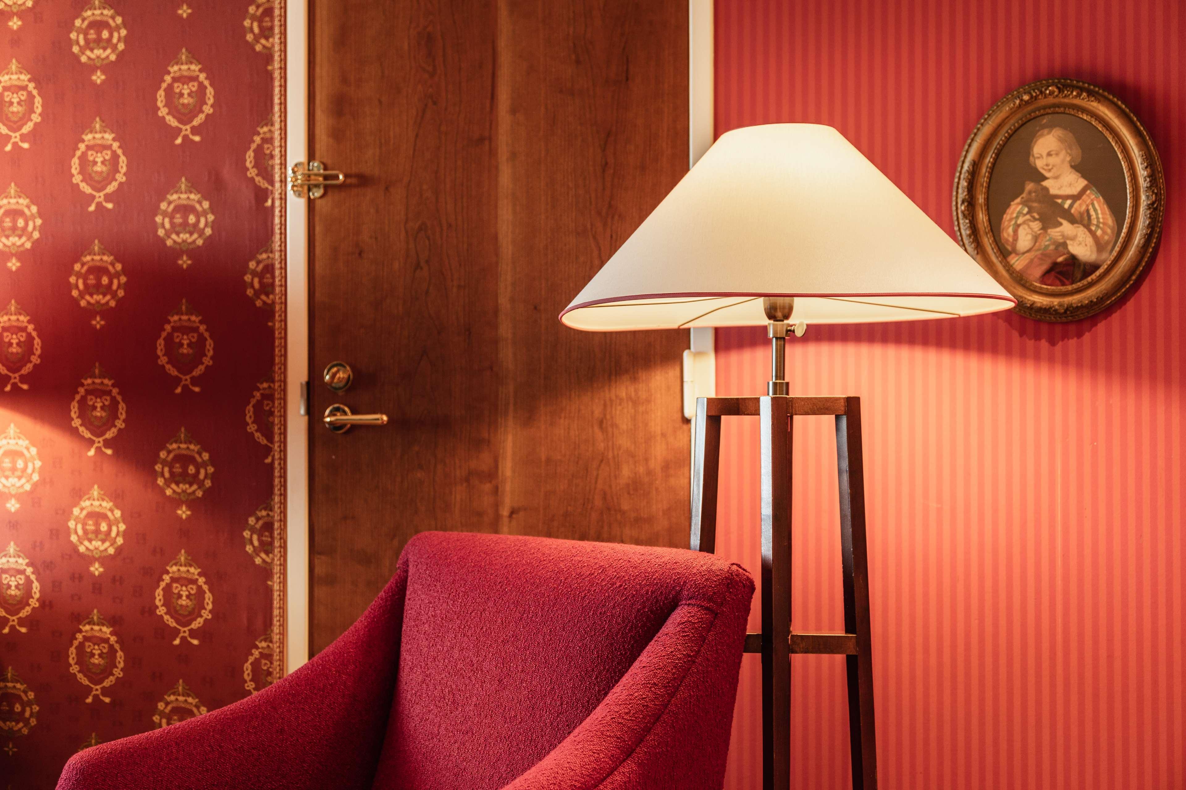 Hilton Amsterdam Hotel Exterior photo A floor lamp