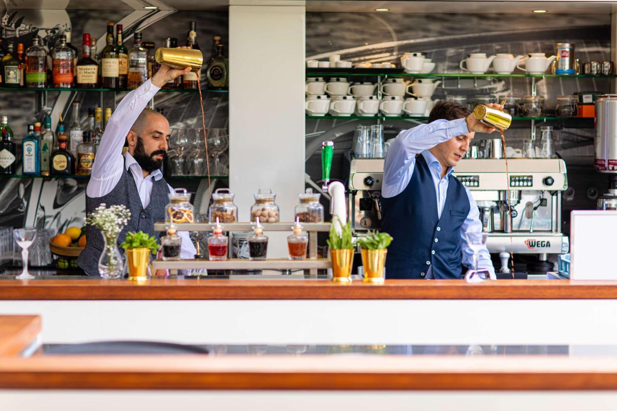 Hilton Amsterdam Hotel Exterior photo Two bartenders at work