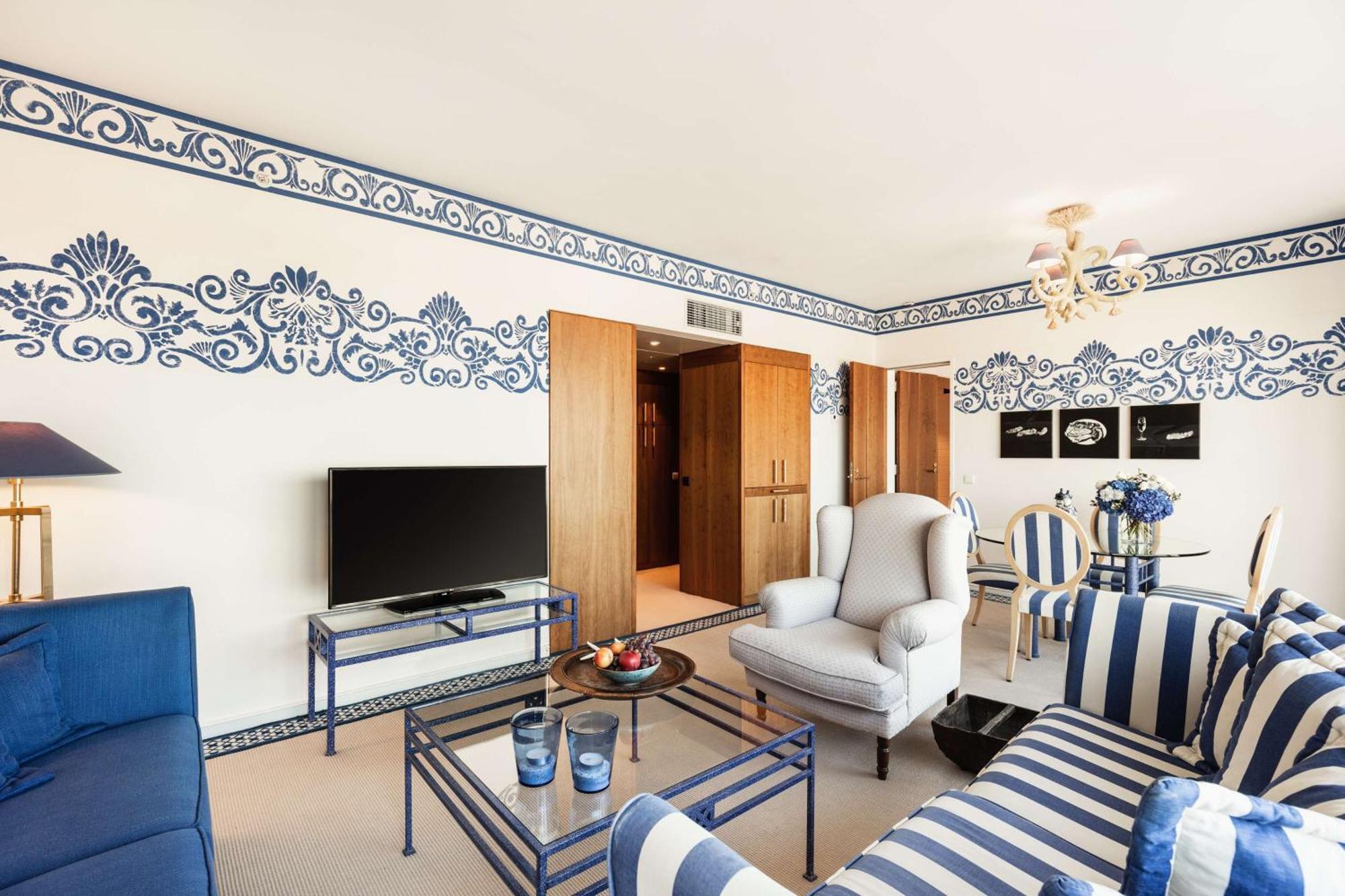 Hilton Amsterdam Hotel Exterior photo A blue and white interior